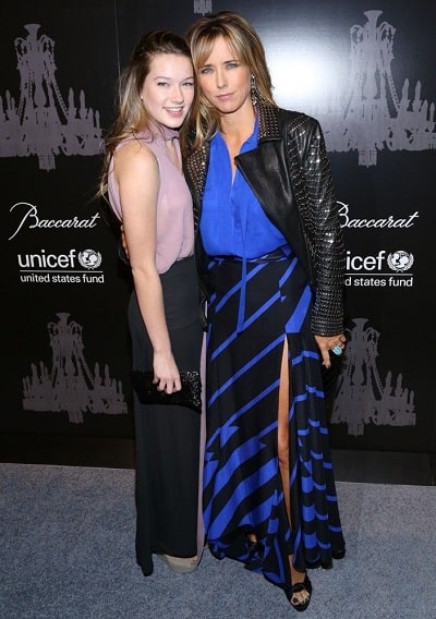 A picture of Madelaine West  Duchovny with her mother, Tea Leoni.